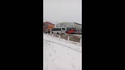 Автобус застрял на переезде на Сахалинской