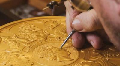 В Великобритании отчеканили уникальную золотую монету весом 10 килограммов (фото)