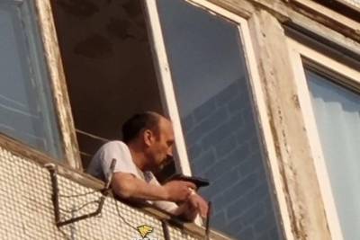 В Новосибирске мужчина c пистолетом из окна квартиры угрожал подросткам