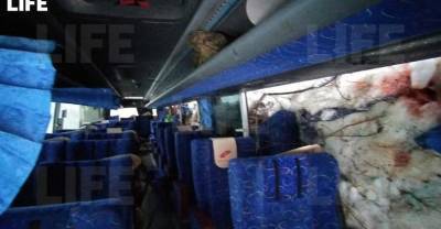 Следы крови и выбитые стёкла: Лайф публикует фото из опрокинувшегося автобуса под Хабаровском
