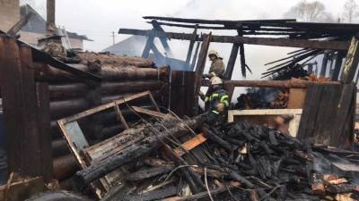 Первые фото с места гибели восьми человек на пожаре в Пермском крае