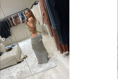 40-летняя Кардашьян показала в новом платье свою осиную талию
