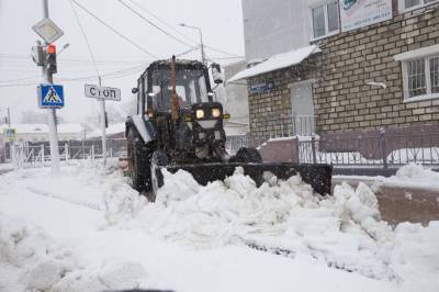 Дороги Южно-Сахалинска чистят от снега 66 единиц техники