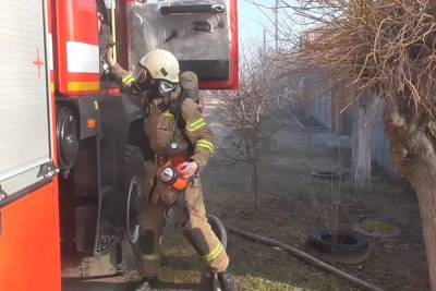 В Уяре семья полицейских спасла пенсионерку из горящего дома и предотвратила взрыв бытового газа