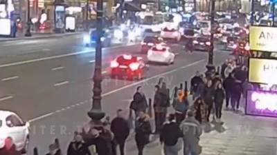 На Невском проспекте легковушка сбила пешехода: видео