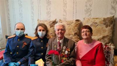 В Кемерове следователи поздравили 94-летнего ветерана ВОВ с Днём Победы