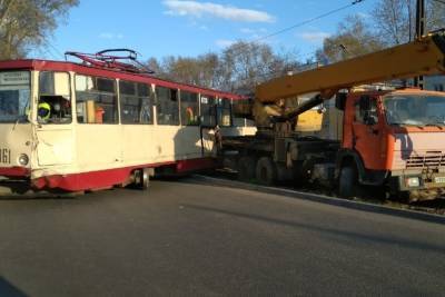 Стали известны подробности столкновения трамвая и КАМАЗа, пострадали две женщины