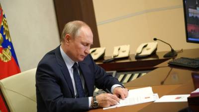 Путин обязал госслужащих отчитываться об отсутствии российского гражданства