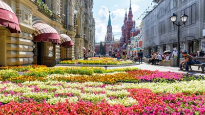 Буйство ярких красок: тюльпаны и виолы украсили Кремль и Александровский сад