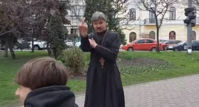 Появились подробности о скандале со «священником» в Киеве: "Ударил девушку и мог присвоить рясу"