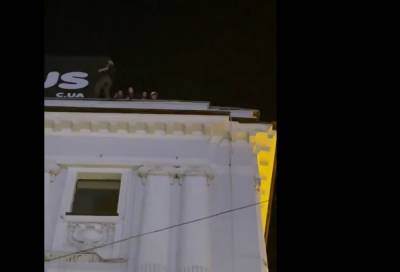 Харьковские подростки решили погулять на самом краю крыши, кадры: "махали прохожим и..."