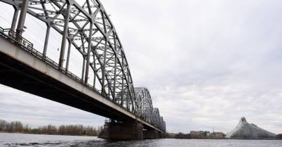 Спасены два человека, которые, возможно, спрыгнули с моста в Даугаву