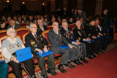 Петербургские ветераны труда и труженики тыла получат поддержку от города