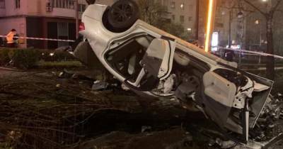 Смертельное ДТП: в центре Киева иномарка влетела в дерево, протаранила столб и перевернулась