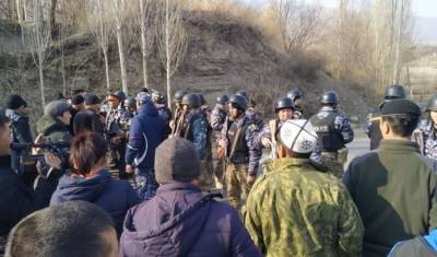 На киргизско-таджикской границе снова начались обстрелы - newizv.ru - район Лейлекский - Киргизія - Баткенской обл.