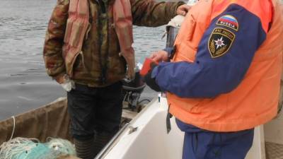 Спасатели ищут пропавших на Сахалине рыбаков