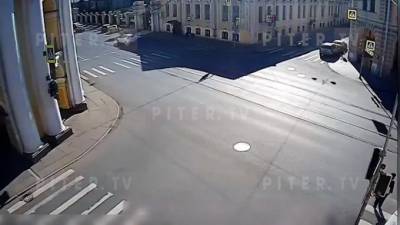 Каршеринг снёс светофор в центре Петербурга: видео