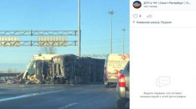 В ночном ДТП на Киевском шоссе в Петербурге погиб водитель фуры