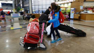Более 2 тысяч человек застряли в аэропорту Сочи из-за ночной задержки рейсов