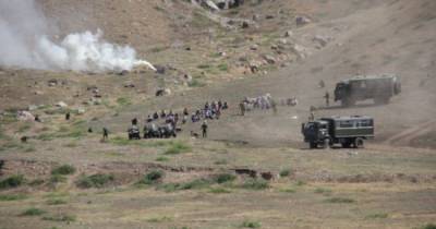 Кыргызстан заявляет, что Таджикистан собирает войска к границе, начались обстрелы