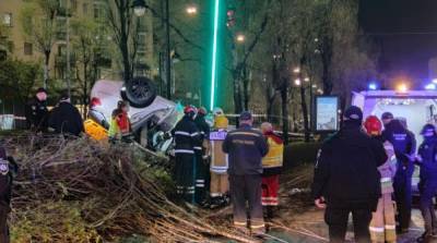 В Киеве нетрезвый водитель Infinity влетел в столб, есть жертвы