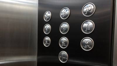 Мужчину с ножевым ранением в грудь нашли в лифте московской высотки