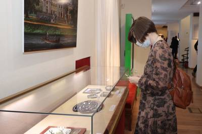 В Выборге открылась выставка художественного стекла из собраний Эрмитажа