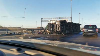 На Киевском шоссе в сторону Гатчины перекрыта дорога из-за перевёрнутой фуры