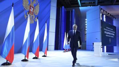 СМИ-иноагенты, соцльготы и отмена «дня тишины»: какие законы подписал Путин