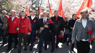 Члены КПРФ и общественники возложили цветы к Могиле неизвестного солдата в Москве