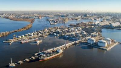 Петербургский нефтяной терминал переориентируют на перевалку светлых нефтепродуктов
