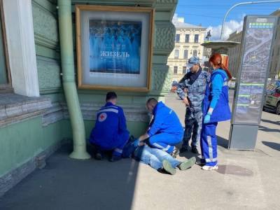 Петербуржцу, без чувств лежащему рядом с Мариинским театром, случайные прохожие вызвали скорую (видео)