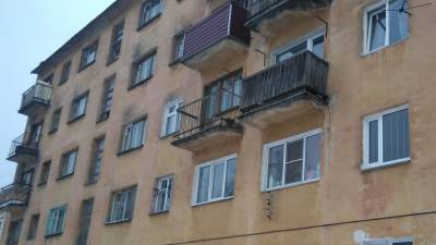 Омская студентка хотела сбежать из общежития и упала с третьего этажа