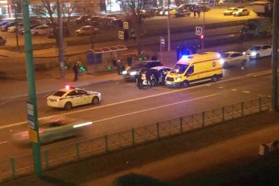 В ночь на 1 мая на юге Петербурга пешеход попал под колеса машины
