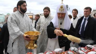 Патриарх Кирилл освятил куличи перед Пасхой