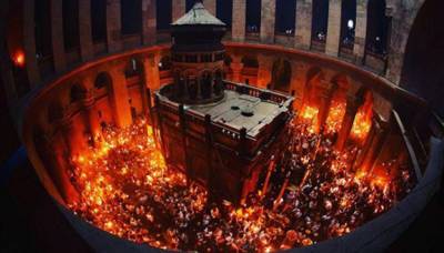 Благодатный огонь появился в Храме Гроба Господня в Иерусалиме