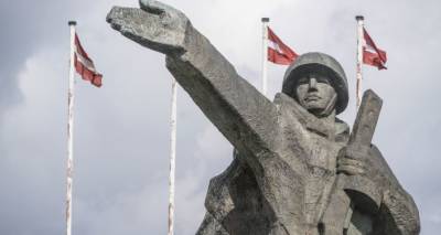 Ограничения недопустимы: Ушаков призывает "завалить памятник Освободителям Риги цветами"