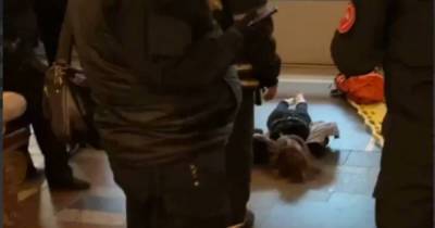 В Москве девушка упала на рельсы в метро