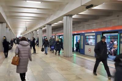 В московском метро человек упал на рельсы