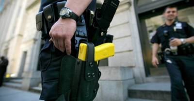 Полиции в Украине обязательно разрешат применять электрошокеры — Арахамия