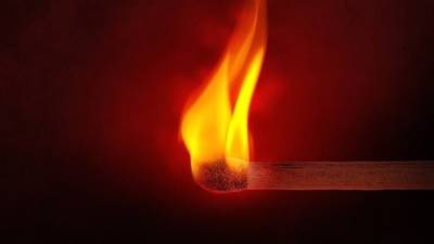 Пожар в деревянном доме унес жизни двух пьяниц в Татарстане