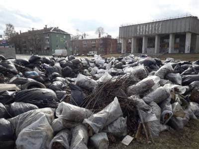 В Глазове на улицах города образовались свалки из мешков с мусором (ФОТО)