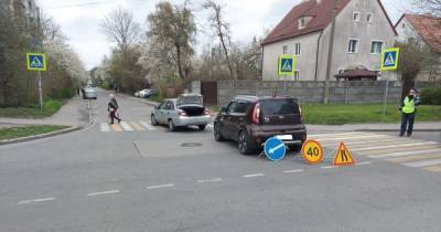 В Калининграде легковушку отбросило на пенсионерку после столкновения с другим авто