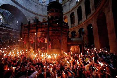 Почему Благодатный огонь сходит только на православную пасху