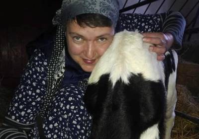Савченко опубликовала фото с коровой, рассказывая, чем занимается сейчас