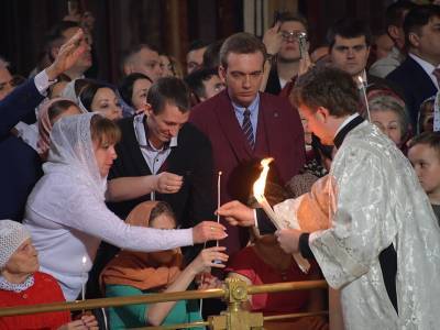 Названы 15 московских храмов, в которых можно зажечь свечу от благодатного огня