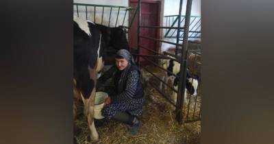 Доит коров и разжигает печь: Надежда Савченко нашлась в деревне