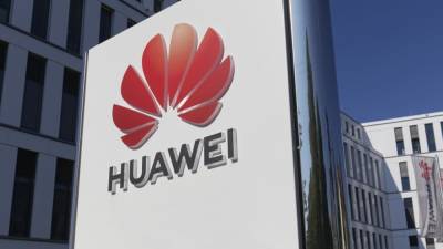 Продажи смартфонов Huawei упали более чем в два раза из-за санкций