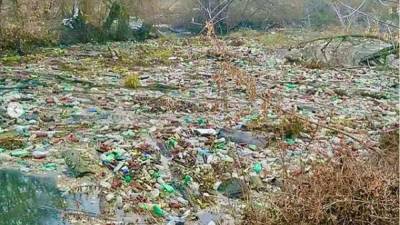 Тонны пластика: 30-метровый "мусорный остров" образовался под Харьковом – видео