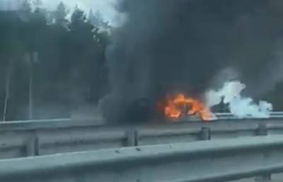 На трассе М-11 в Тверской области горит легковой автомобиль